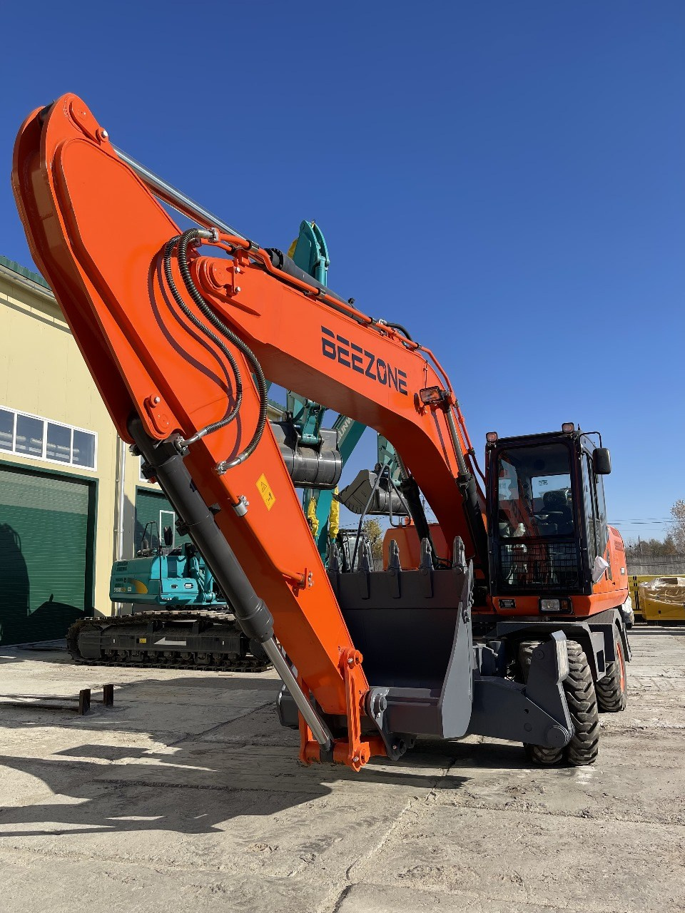 Фото кол. экс. Beezone BX215W. Продажа и обслуживание грузовой техники и спецтехники в г. Новосибирск компания СТИ