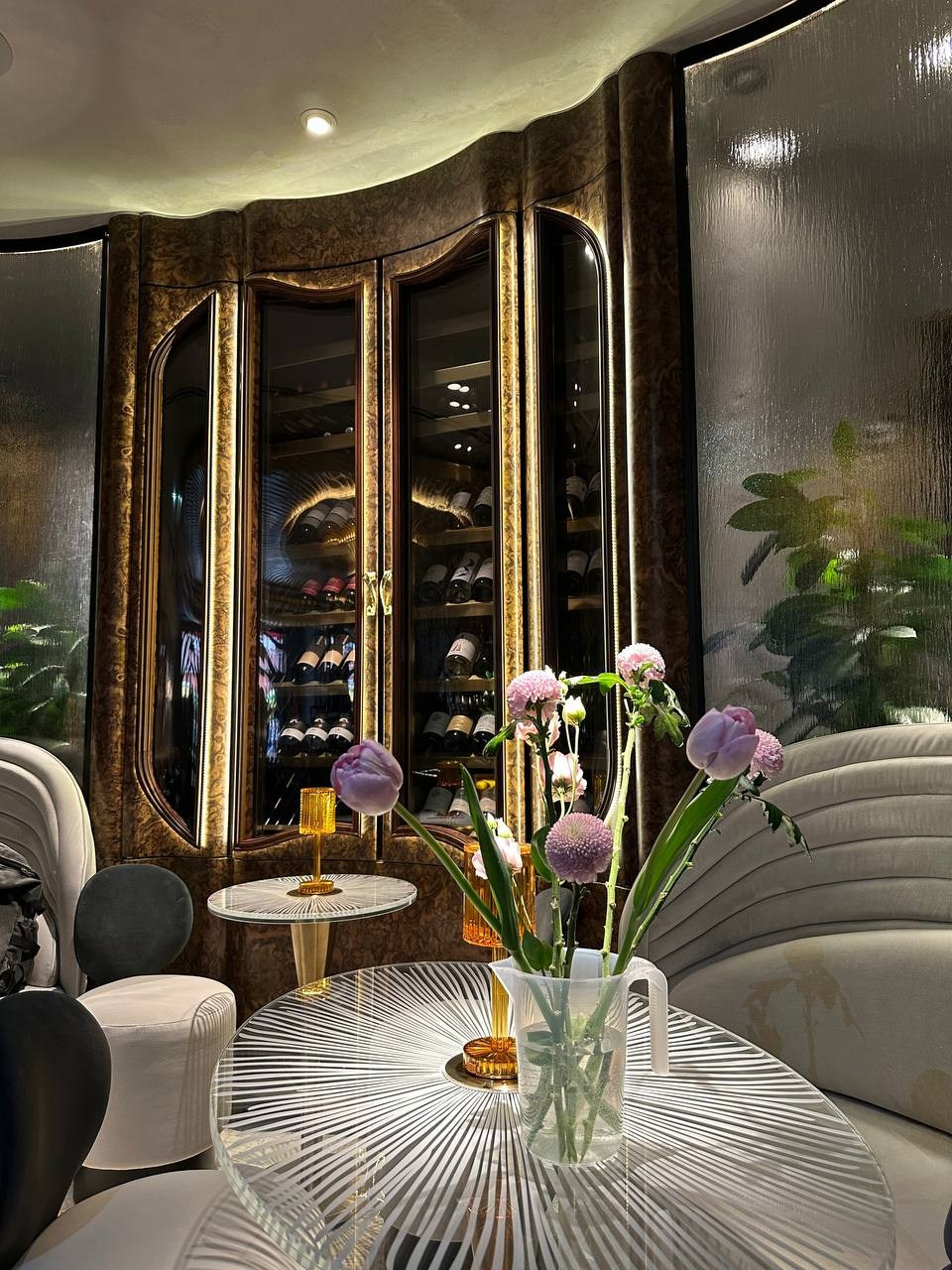 Сложное — возможное: радиусная облицовка корнем ореха. DRVO — мебельное производство полного цикла