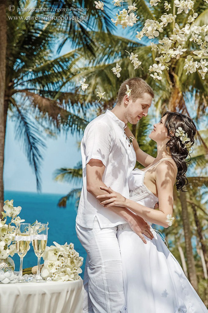 свадебная фотосессия Пхукет фотограф красивая свадебная церемония с цветочной аркой на пляже свадьба Phuket фото видео пример позы идея место образ свадебное платье декор стилист визажист причёска цветы заказать свадебную церемонию цена стоимость описание услуг