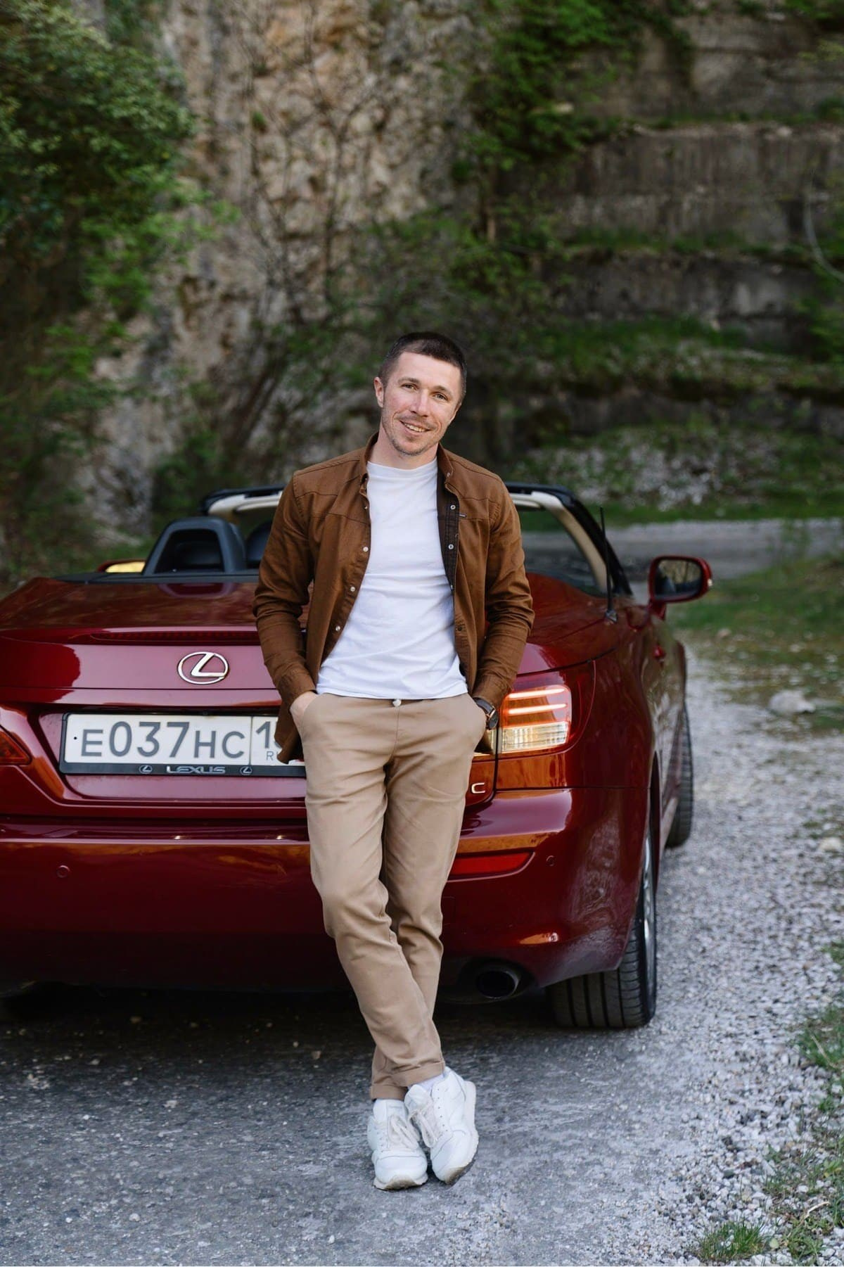 фотограф с красным кабриолетом Lexus в сочи