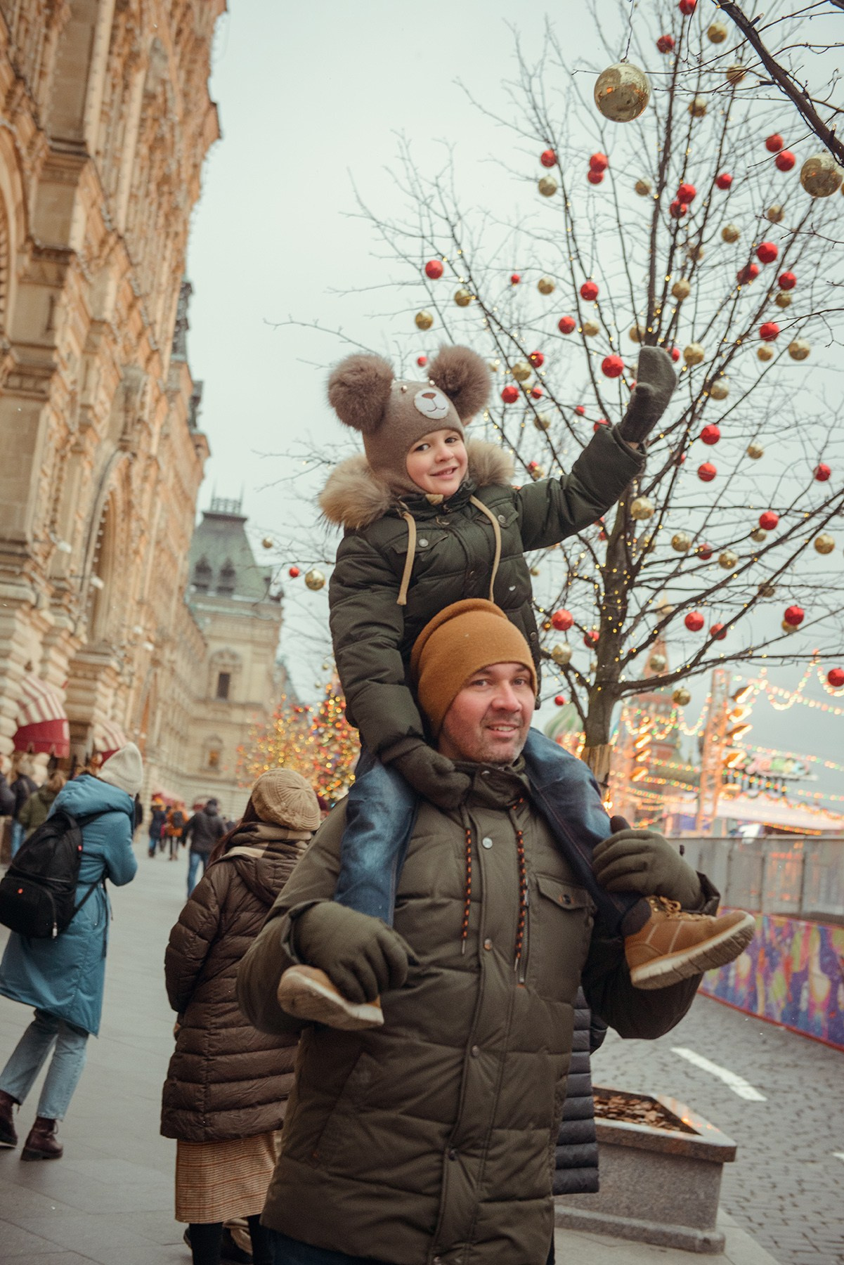 family photo shoot walking in the city. New Year Christmas photoshoot (Photographer in Edinburgh Elena Carruthers)