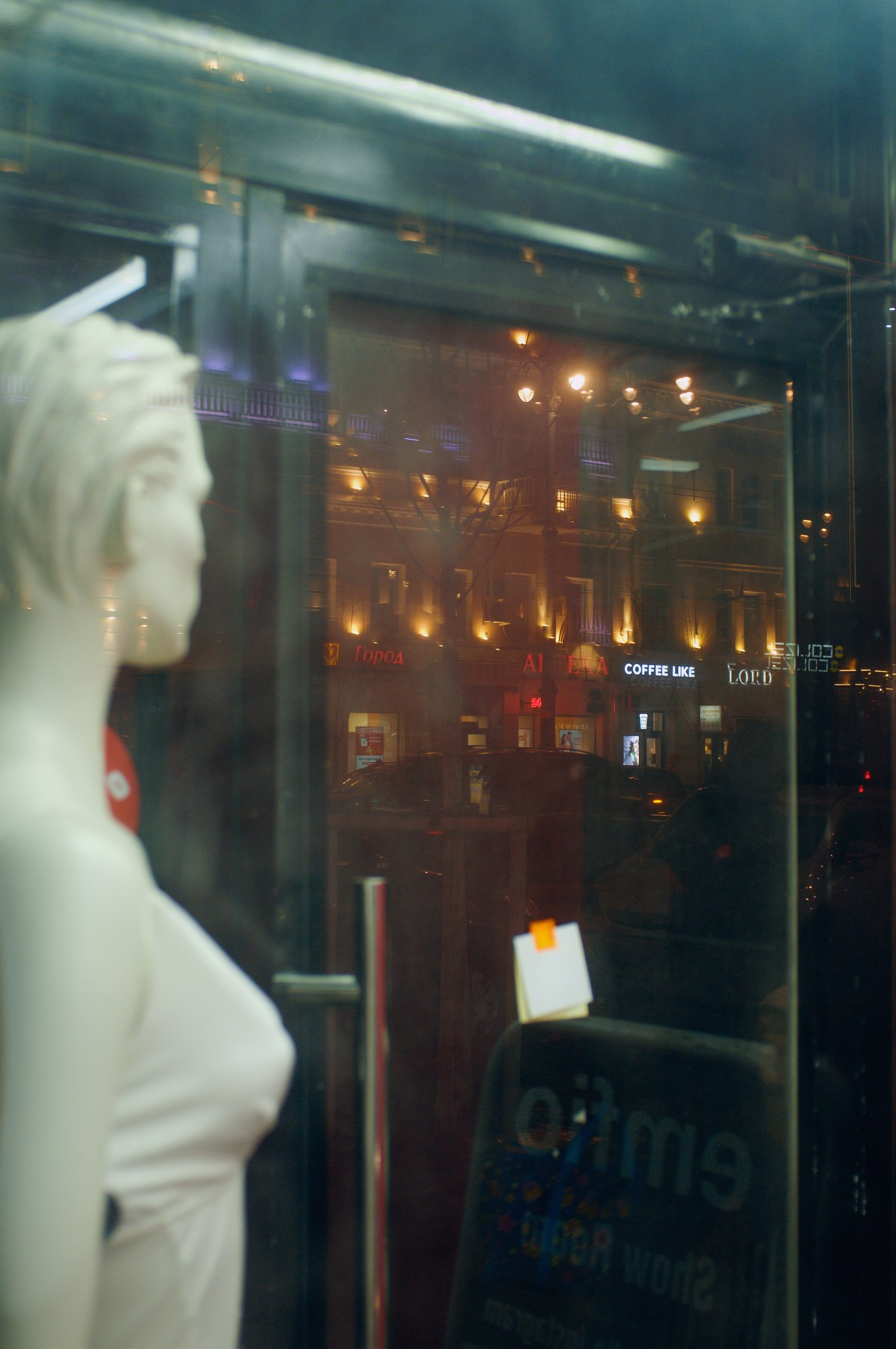 Витрина на проспекте Революции. Воронеж. Март. 2024 / Showcase on Revolution Avenue. Voronezh. March. 2024