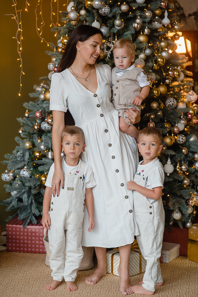 Семейная фотосессия мамы с сыновьями в студии с кухней. Портретный фотограф в Москве, Московской области. Деловой портрет