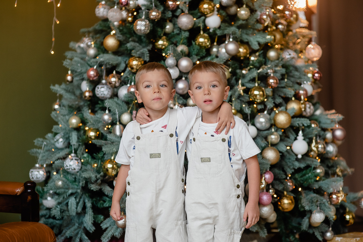 Семейная фотосессия мамы с сыновьями в студии с кухней. Портретный фотограф в Москве, Московской области. Деловой портрет