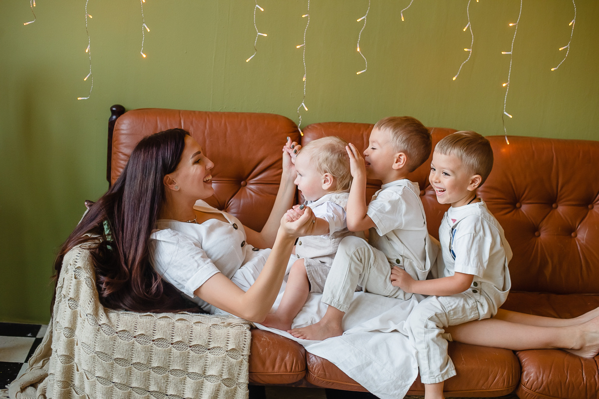 Семейная фотосессия мамы с сыновьями в студии с кухней. Портретный фотограф в Москве, Московской области. Деловой портрет