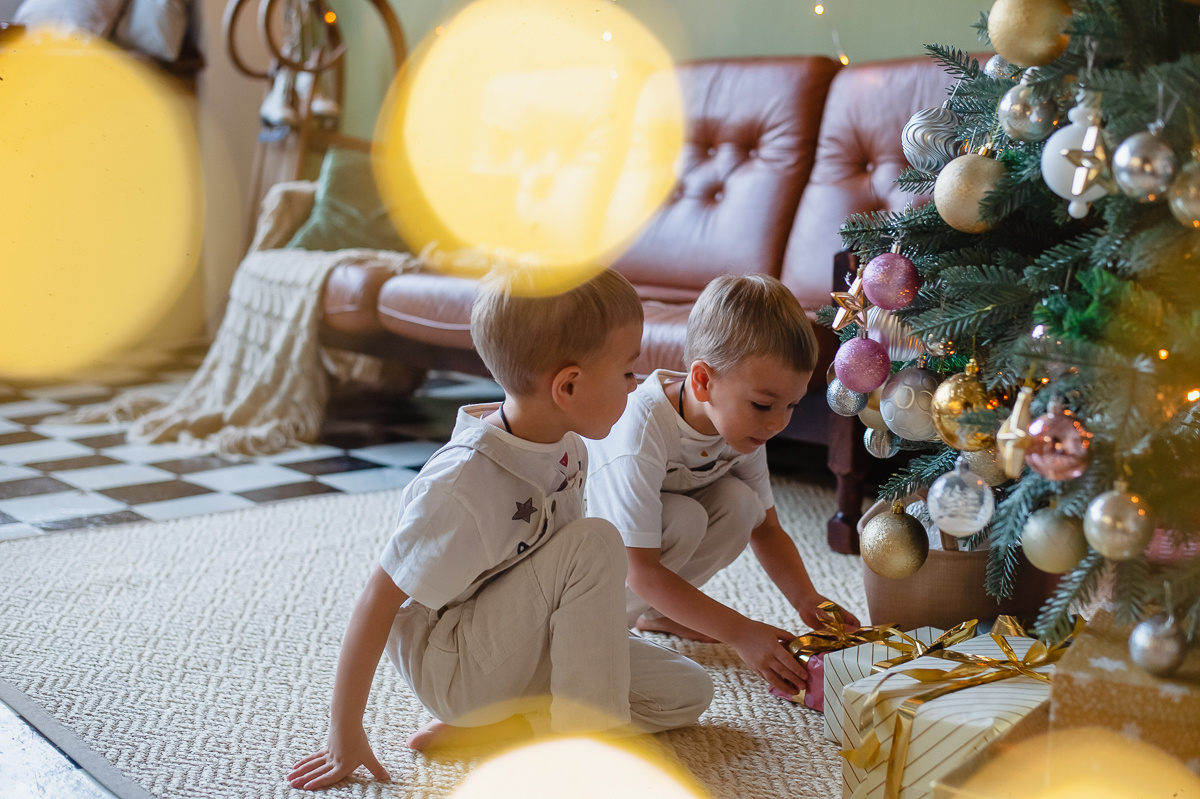 Семейная фотосессия мамы с сыновьями в студии с кухней. Портретный фотограф в Москве, Московской области. Деловой портрет