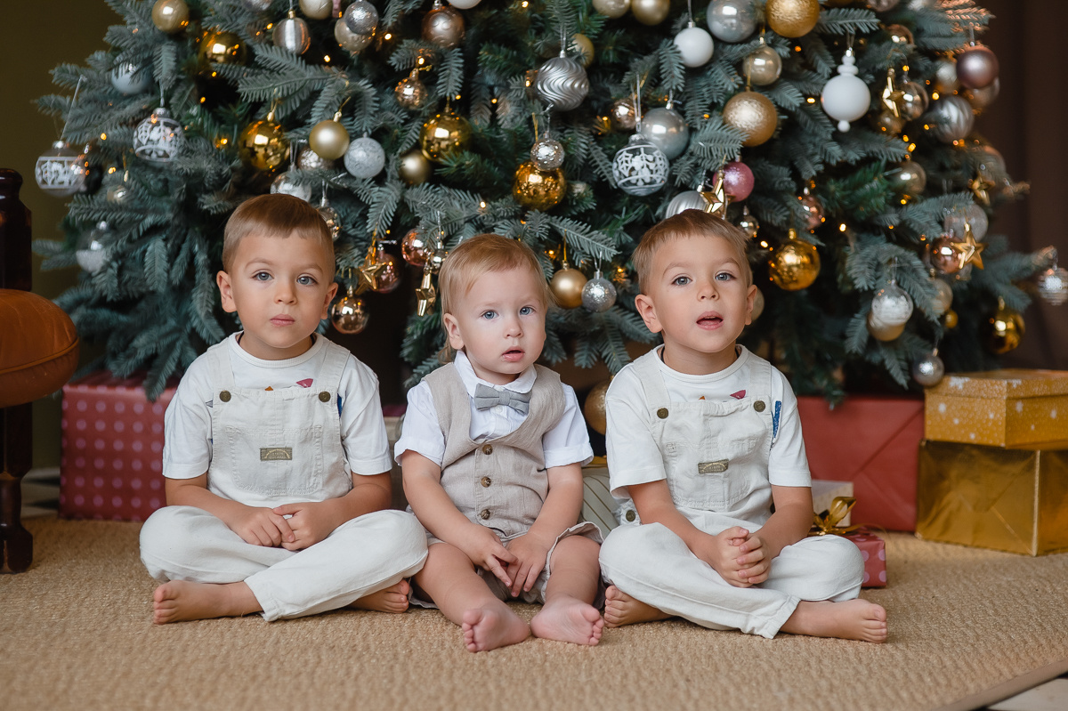 Семейная фотосессия мамы с сыновьями в студии с кухней. Портретный фотограф в Москве, Московской области. Деловой портрет