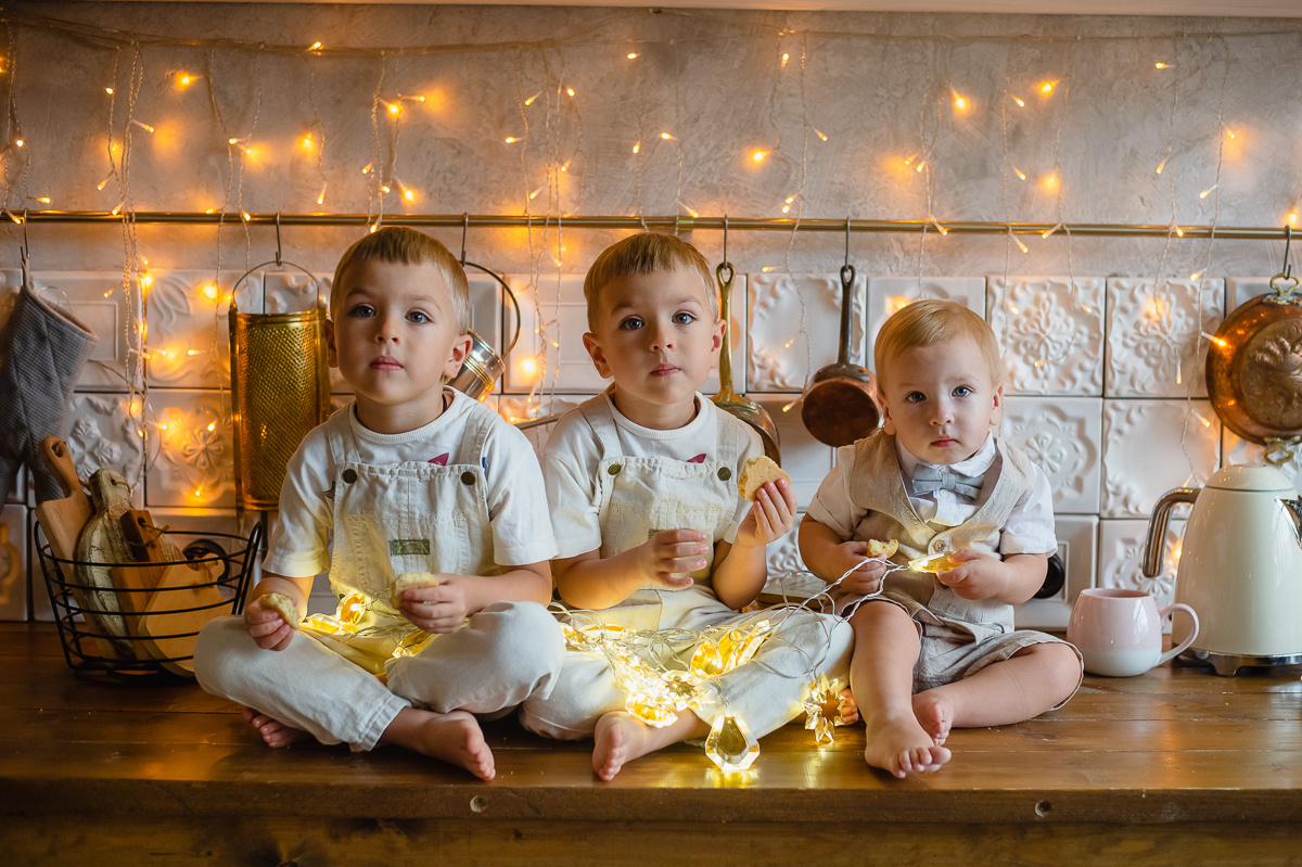 Семейная фотосессия мамы с сыновьями в студии с кухней. Портретный фотограф в Москве, Московской области. Деловой портрет