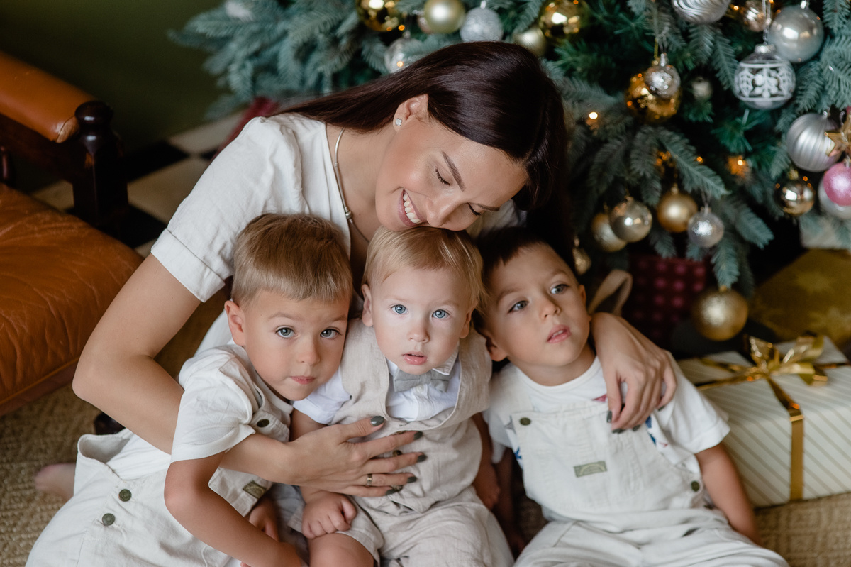 Семейная фотосессия мамы с сыновьями в студии с кухней. Портретный фотограф в Москве, Московской области. Деловой портрет