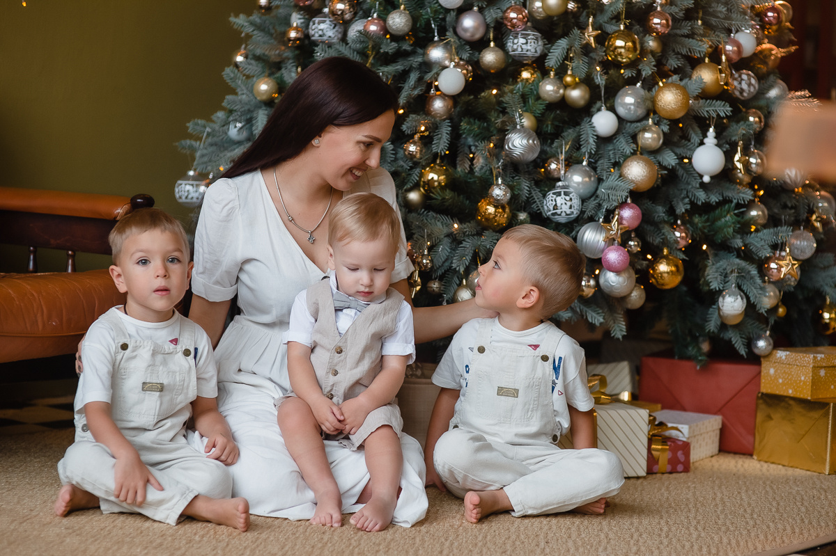 Семейная фотосессия мамы с сыновьями в студии с кухней. Портретный фотограф в Москве, Московской области. Деловой портрет