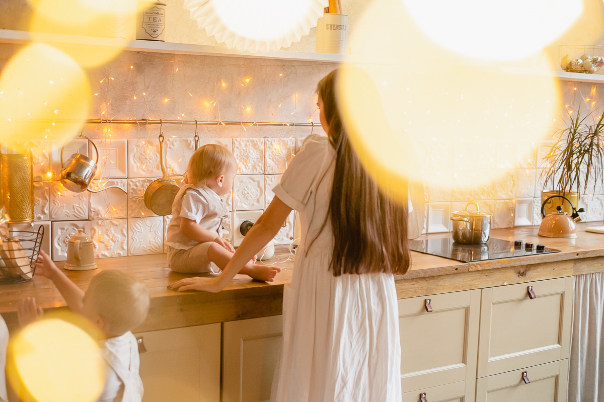 Семейная фотосессия мамы с сыновьями в студии с кухней. Портретный фотограф в Москве, Московской области. Деловой портрет