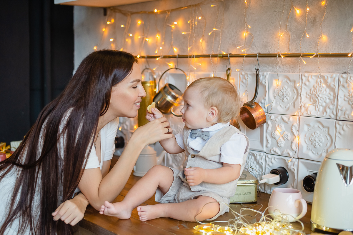 Семейная фотосессия мамы с сыновьями в студии с кухней. Портретный фотограф в Москве, Московской области. Деловой портрет