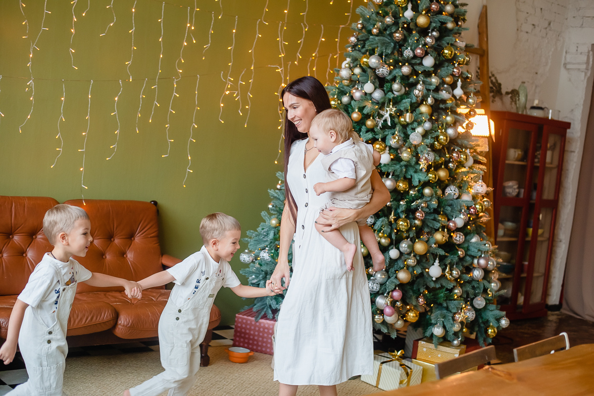 Семейная фотосессия мамы с сыновьями в студии с кухней. Портретный фотограф в Москве, Московской области. Деловой портрет