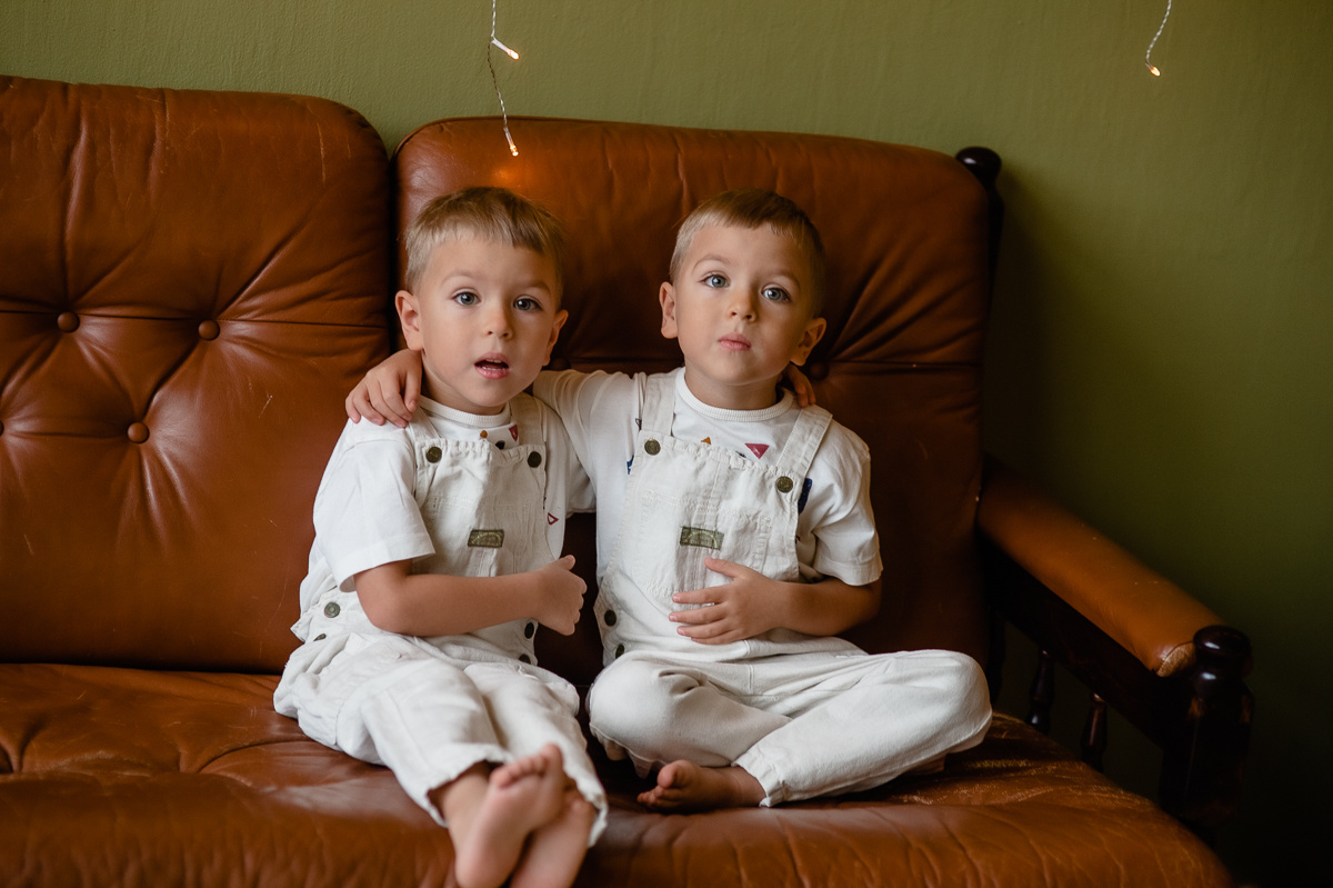 Семейная фотосессия мамы с сыновьями в студии с кухней. Портретный фотограф в Москве, Московской области. Деловой портрет