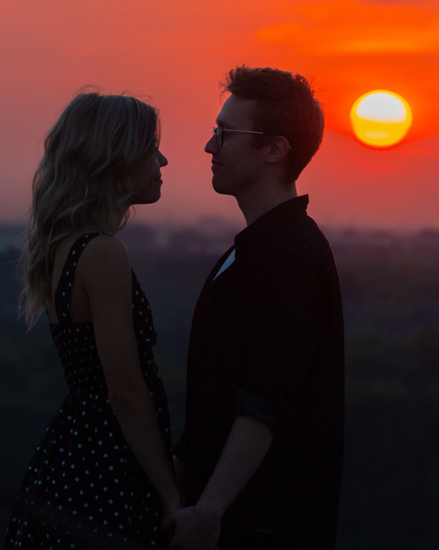 Молодая пара на фоне заката