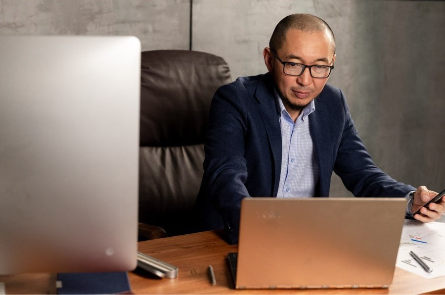 Деловой (бизнес) портрет. Фотостудия Алматы. Фотосъемка Алматы. Фотосессия Алматы. Фотокурсы. Обучение фотографии. Аренда студии