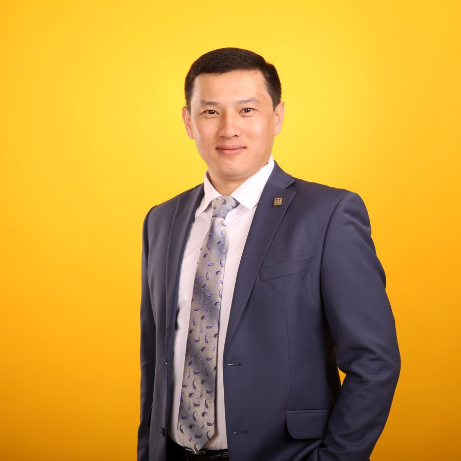 Деловой (бизнес) портрет. Фотостудия Алматы. Фотосъемка Алматы. Фотосессия Алматы. Фотокурсы. Обучение фотографии. Аренда студии