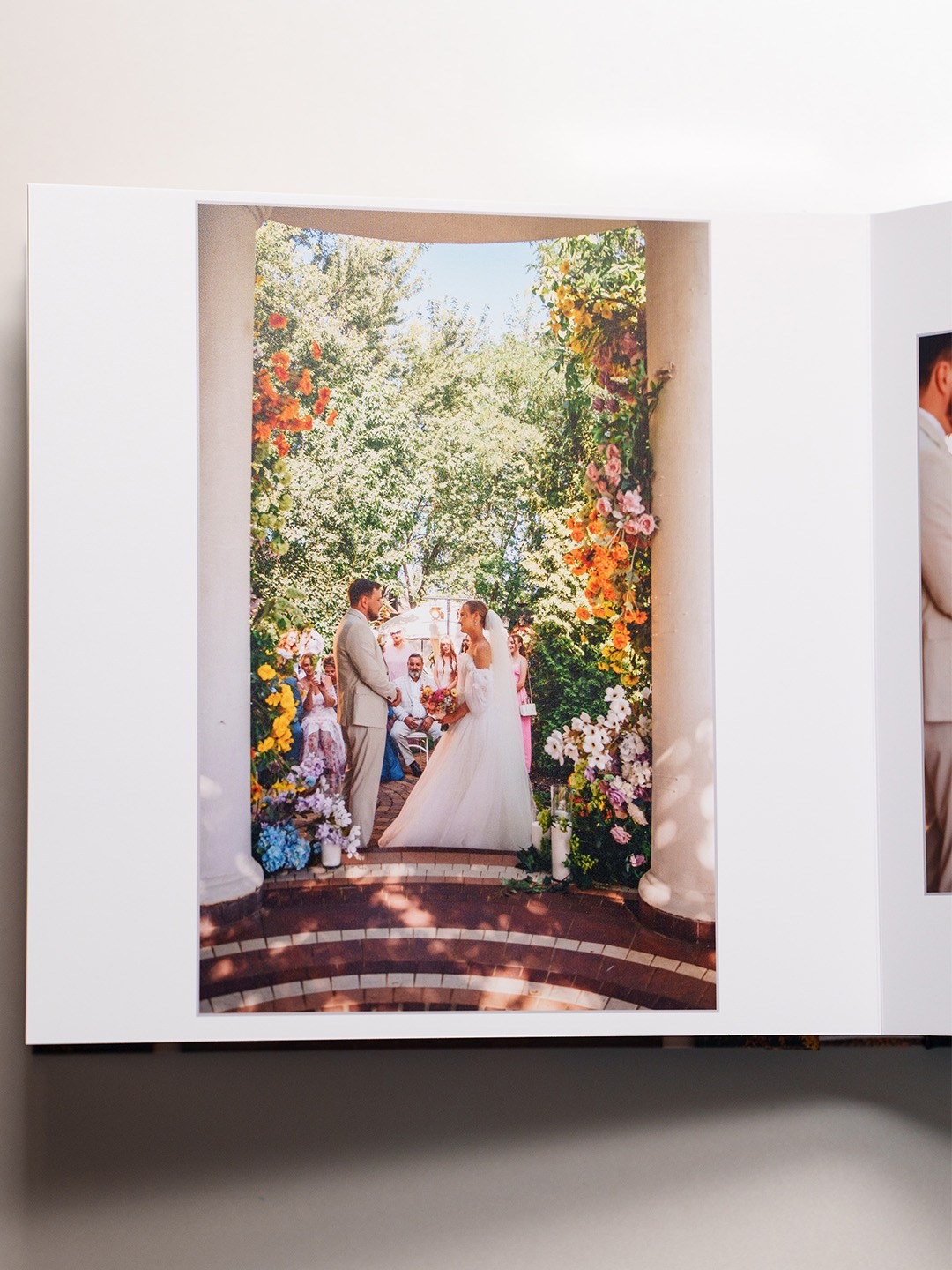 Разворот свадебной фотокниги премиум-класса. Пример работ фотографа Андрея Сайфутдинова по фотосъемке и изготовлению фотокниг в Ростове-на-Дону.