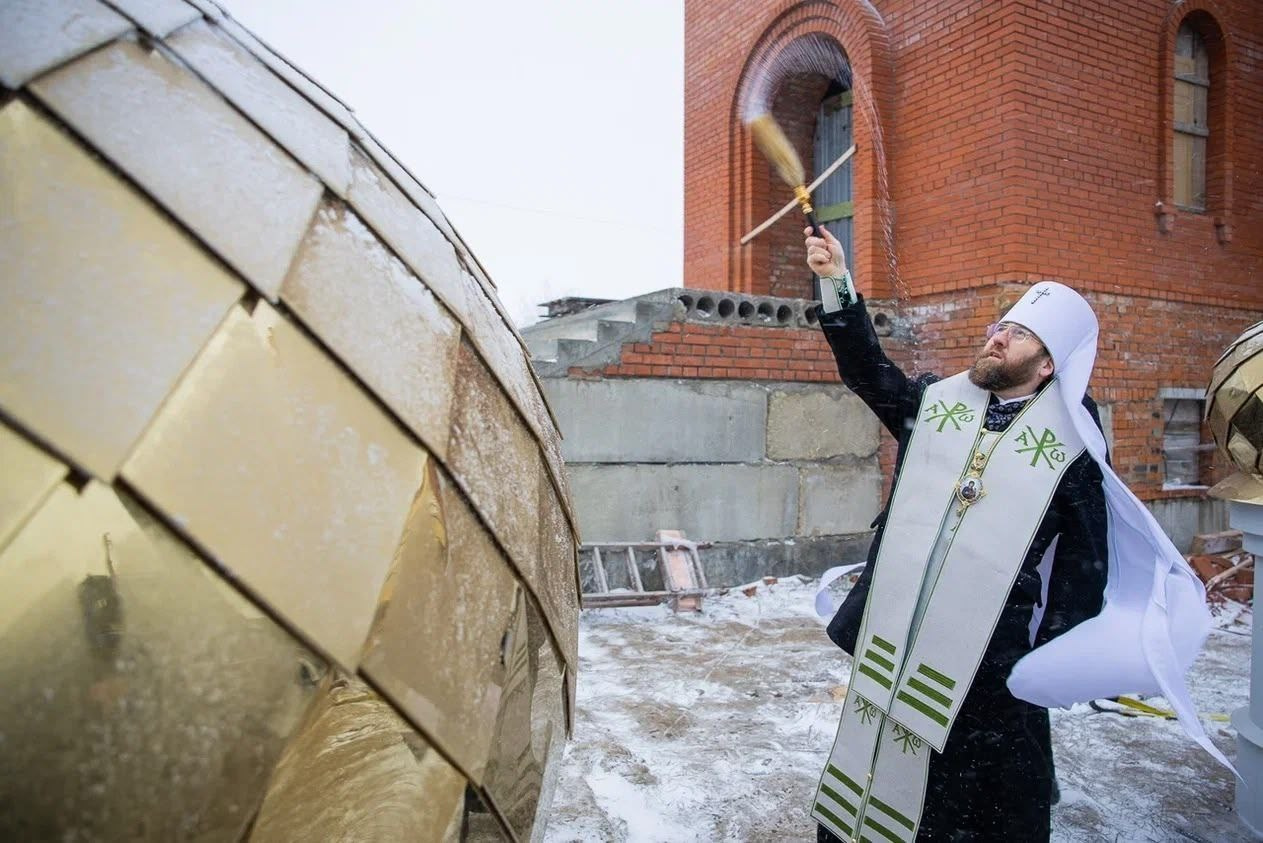 Благочинный Северо-Западного храма принял участие в освящении куполов строящегося храма. Саратовское Северо-Западное благочиние