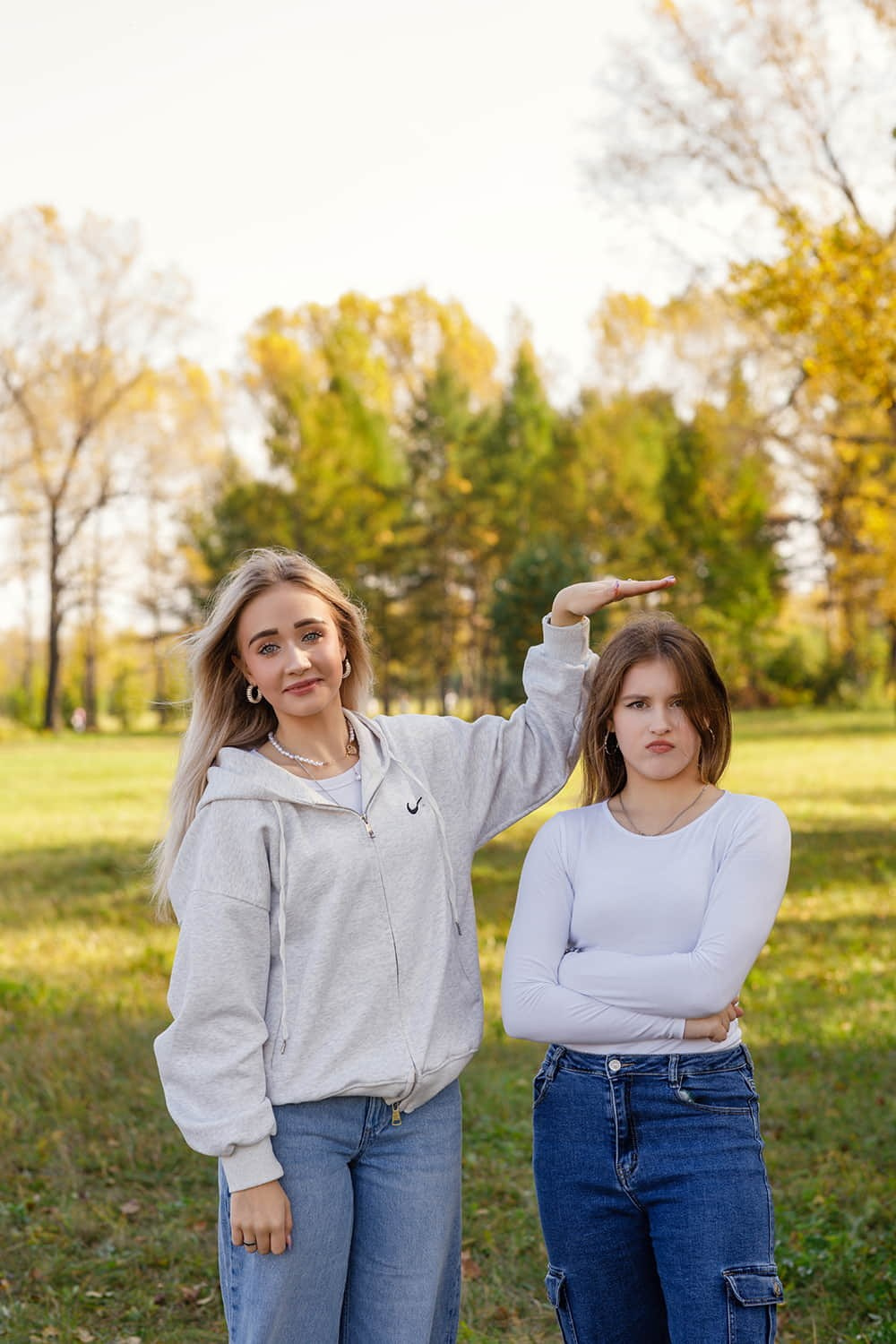 Фотосессия 9 класса в осеннем парке: живые эмоции и стильные кадры для выпускного альбома. СИГМА | Студия выпускных альбомов Красноярск
