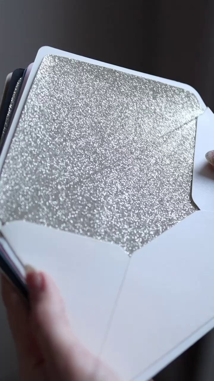 Калька и глиттер, от 240 руб. Дизайнер полиграфии в Санкт-Петербурге. Заказать свадебные приглашения, подарочные сертификаты, полиграфию для бизнеса, шелковые ленты