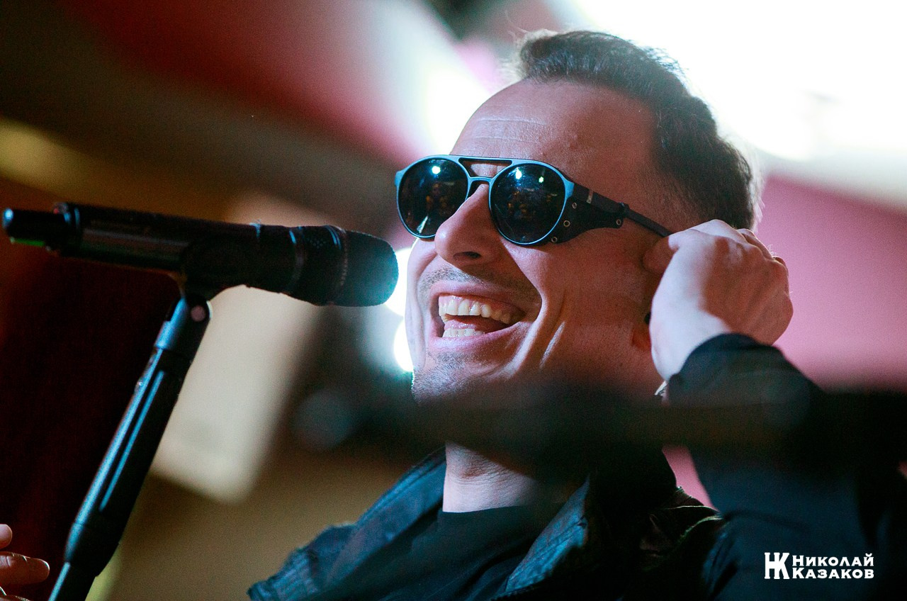 Позитивный портрет солиста рок-группы во время выступления. Концерт группы Булдырдыш в ресторане THE Legends