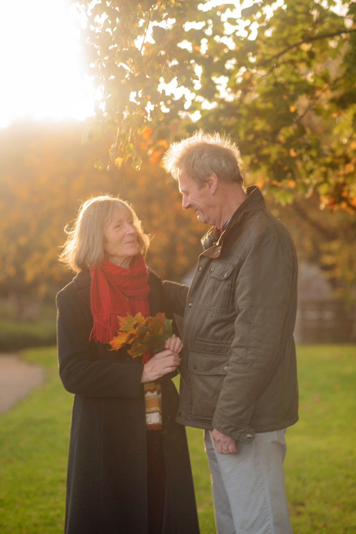 Photo session for a couple in a local autumn Scotland park. Elena Carruthers family photographer in Scotland (Edinburgh, Glasgow)