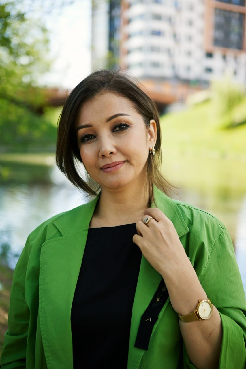 Родители с ребенком на гендерпати, празднуя беременность