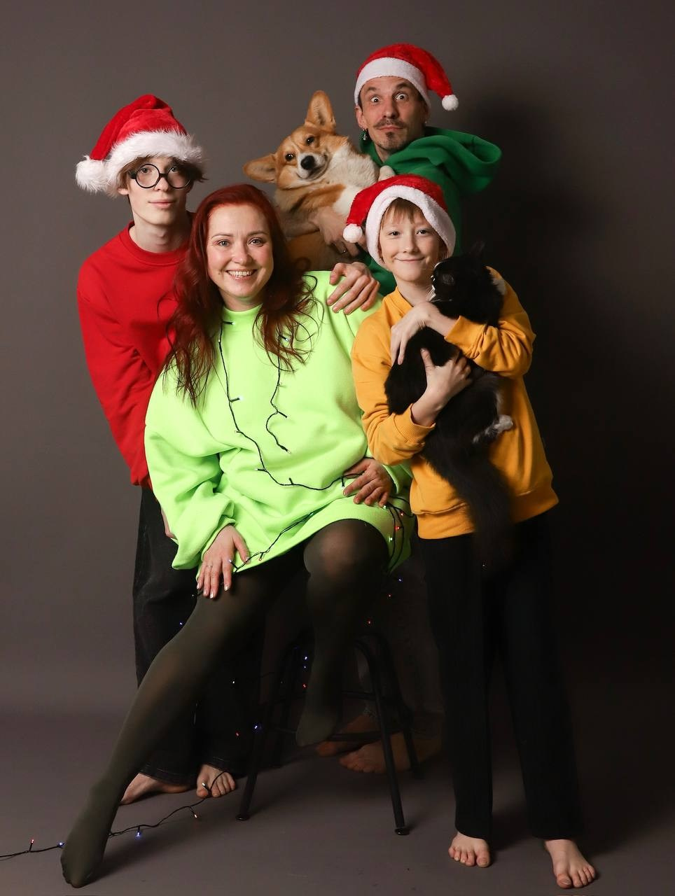 Серый фон (Ленинградская 29). Self-portrait studio in Samara