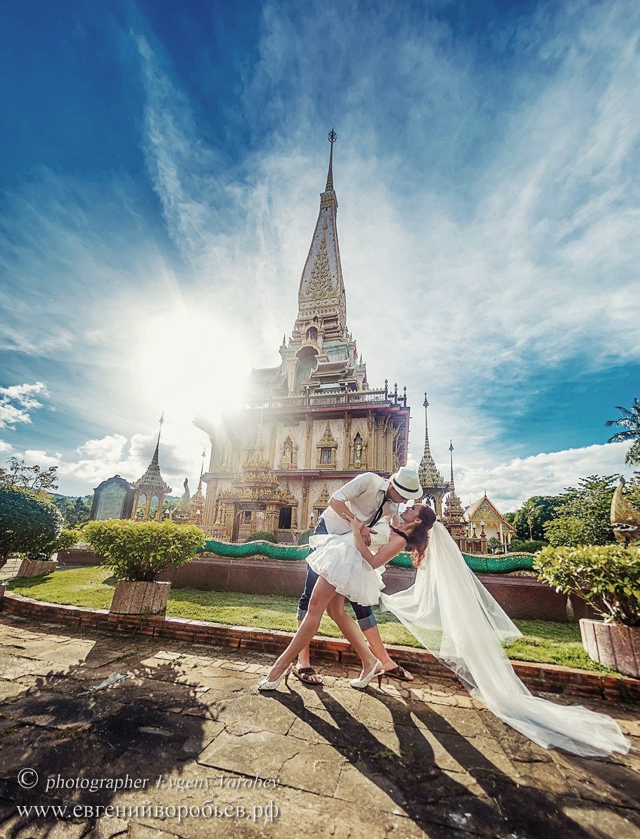 свадебная фотосессия Пхукет фотограф красивая свадебная церемония с цветочной аркой на пляже свадьба Phuket фото видео пример позы идея место образ свадебное платье декор стилист визажист причёска цветы заказать свадебную церемонию цена стоимость описание услуг