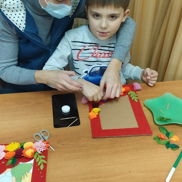 🎨✨ Предпраздничное творчество: Наши ребята создали фоторамки для любимых мам! ✨🎨