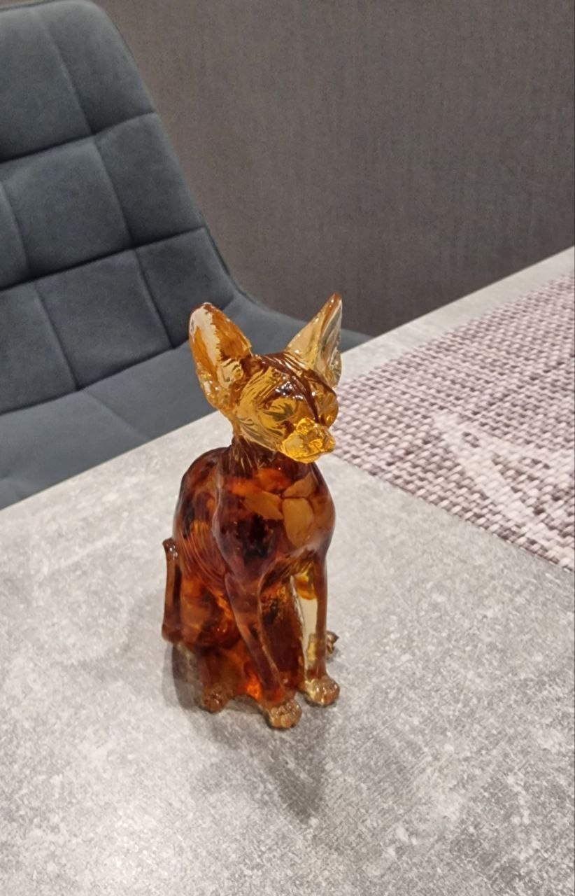 на память можно будет приобрести разнообразные эксклюзивные вещи с изображением кошек и необычной стилистикой города