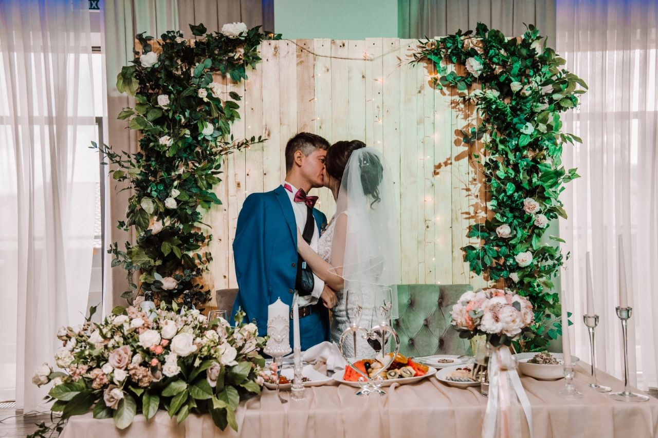 Ведущий + диджей + 1 из 8 моих услуг в подарок!