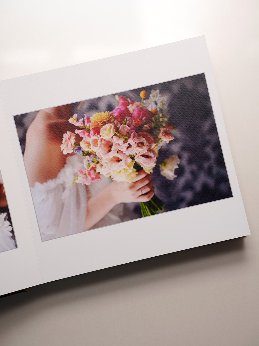 Разворот свадебной фотокниги премиум-класса. Пример работ фотографа Андрея Сайфутдинова по фотосъемке и изготовлению фотокниг в Ростове-на-Дону.