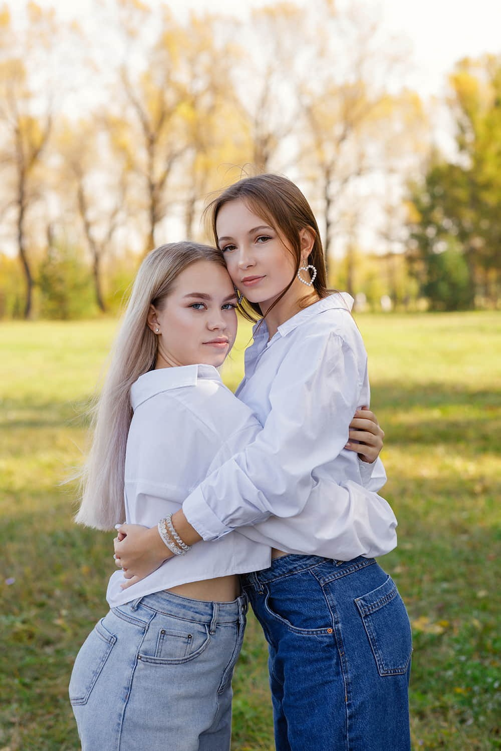 Фотосессия 9 класса в осеннем парке: живые эмоции и стильные кадры для выпускного альбома. СИГМА | Студия выпускных альбомов Красноярск