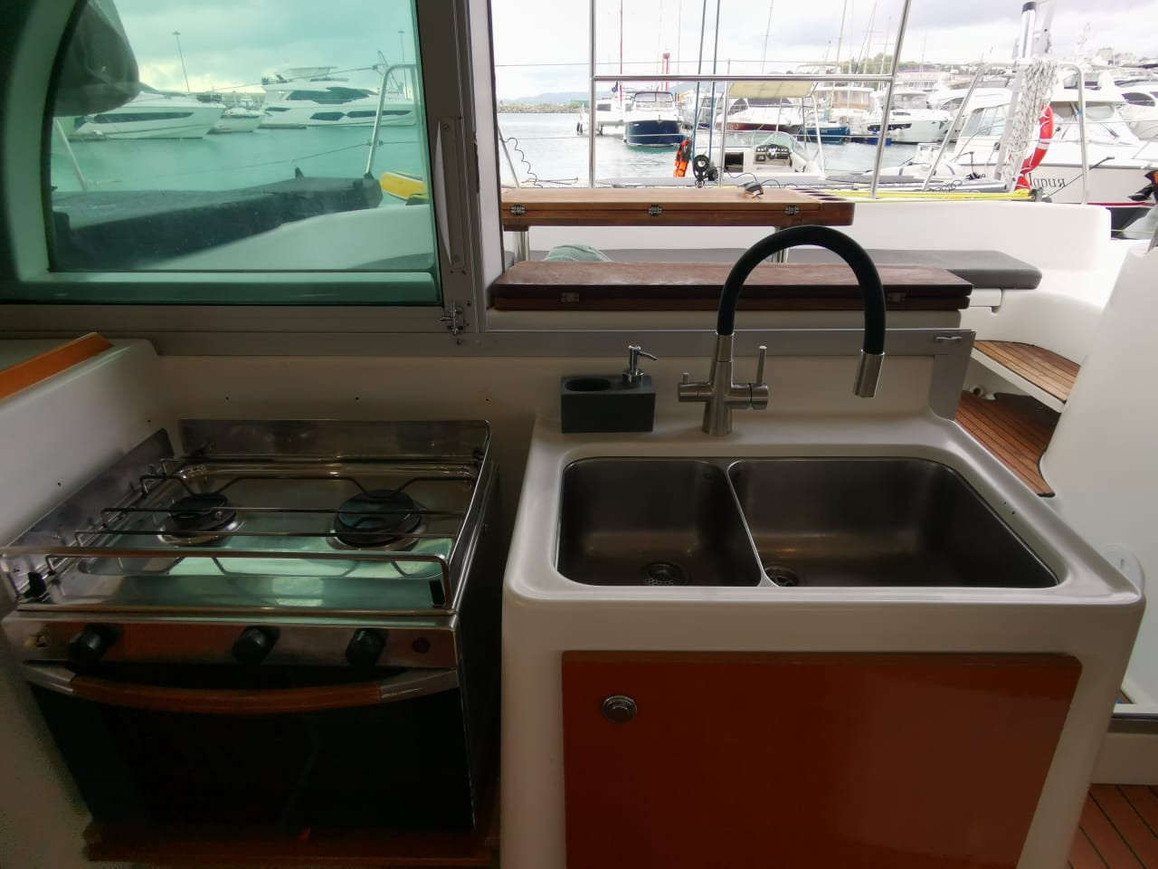 Парусно —моторные яхты и катамараны в Сочи. Аренда Яхт и Катеров в Сочи