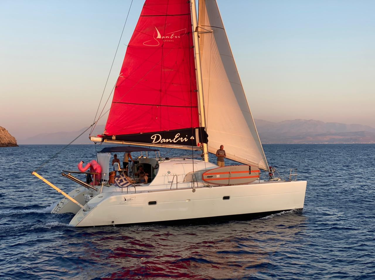 Парусно —моторные яхты и катамараны в Сочи. Аренда Яхт и Катеров в Сочи