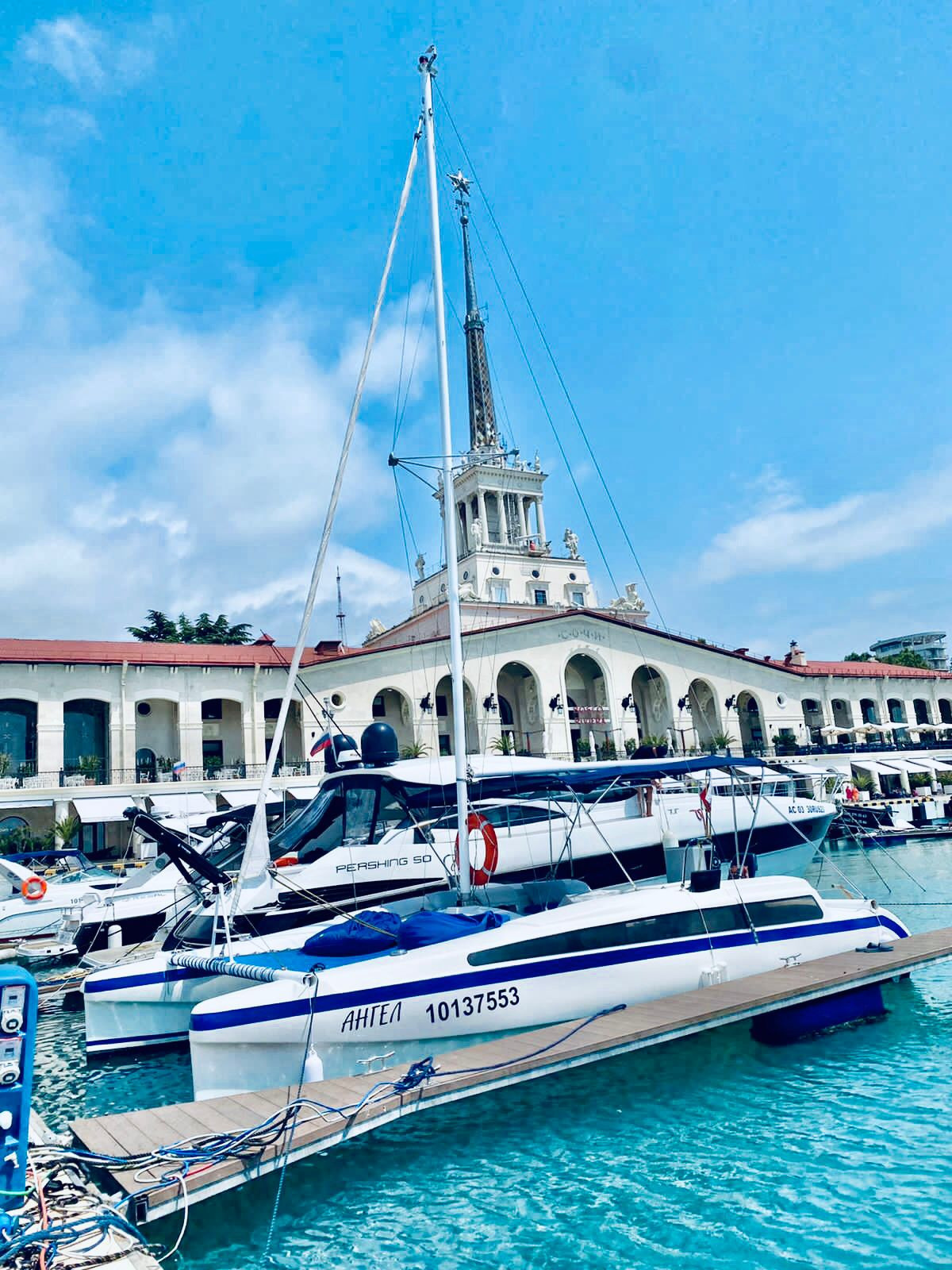 Парусно —моторные яхты и катамараны в Сочи. Аренда Яхт и Катеров в Сочи