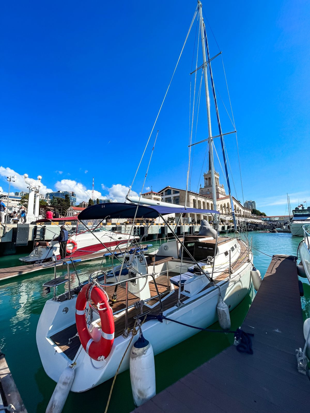 Парусно —моторные яхты и катамараны в Сочи. Аренда Яхт и Катеров в Сочи