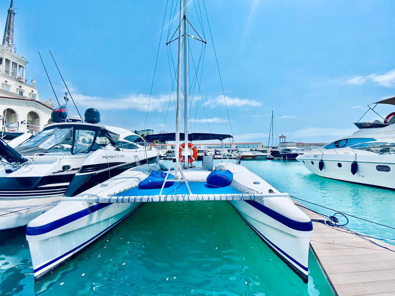 Парусно —моторные яхты и катамараны в Сочи. Аренда Яхт и Катеров в Сочи