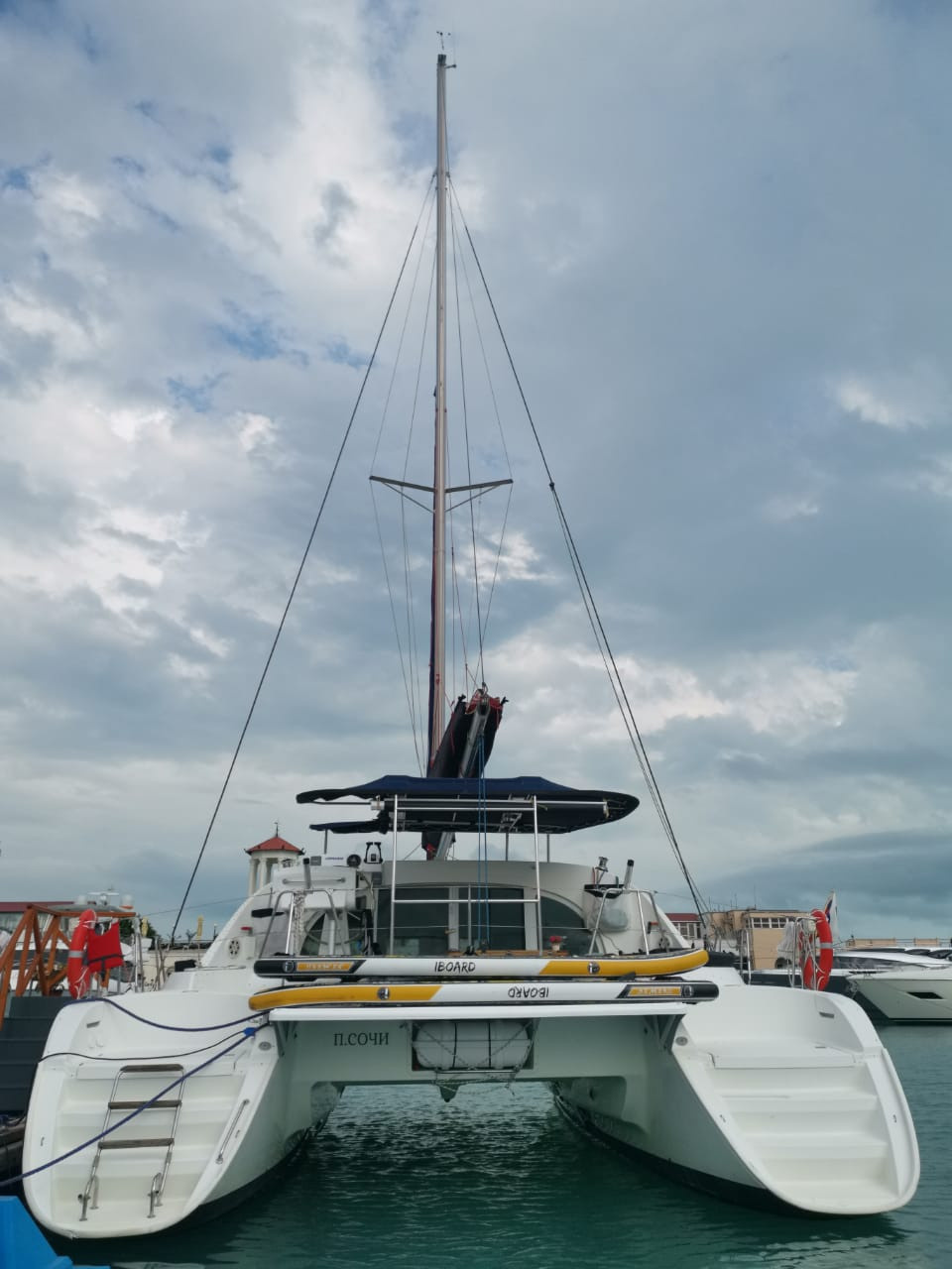 Парусно —моторные яхты и катамараны в Сочи. Аренда Яхт и Катеров в Сочи