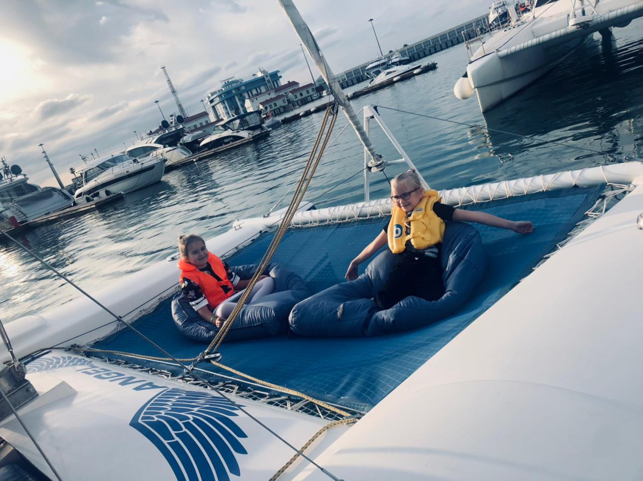 Парусно —моторные яхты и катамараны в Сочи. Аренда Яхт и Катеров в Сочи