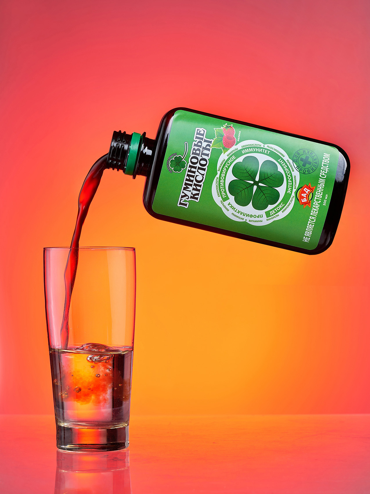 Имиджевая фотография - БАД из бутылочки наливается в стакан