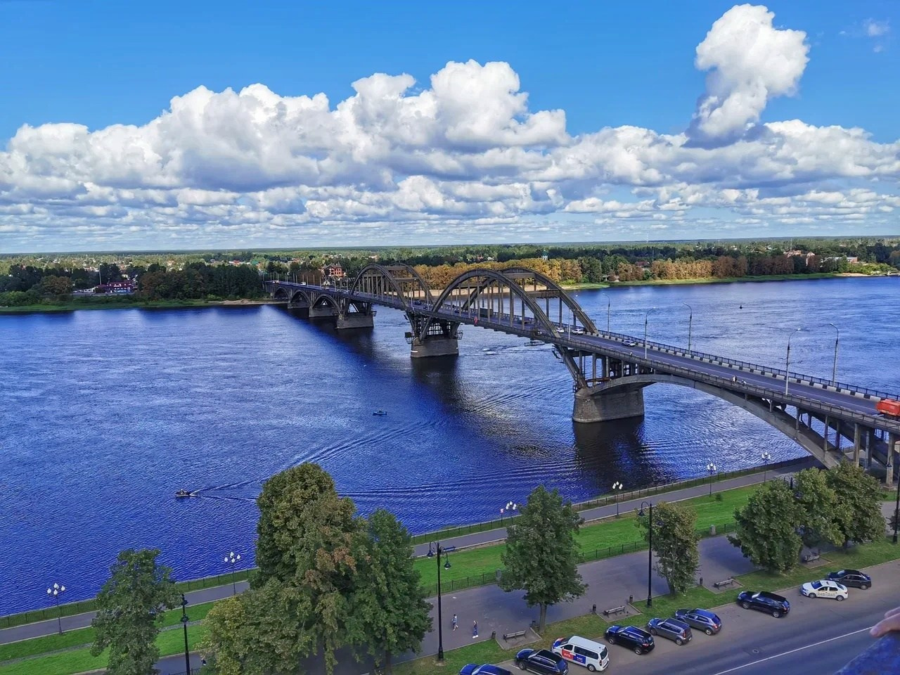 Аэросъемка с дрона Рыбинского моста и реки Волги в Рыбинске