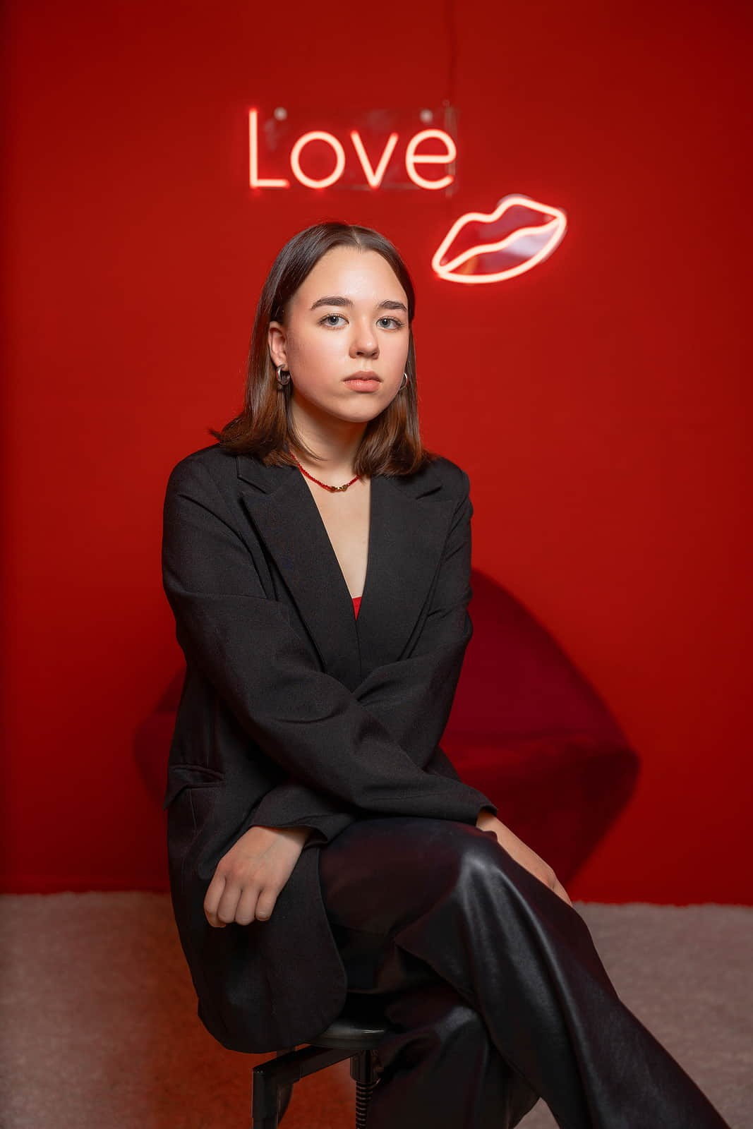 стильный портрет в красной локации фотостудия красноярск
