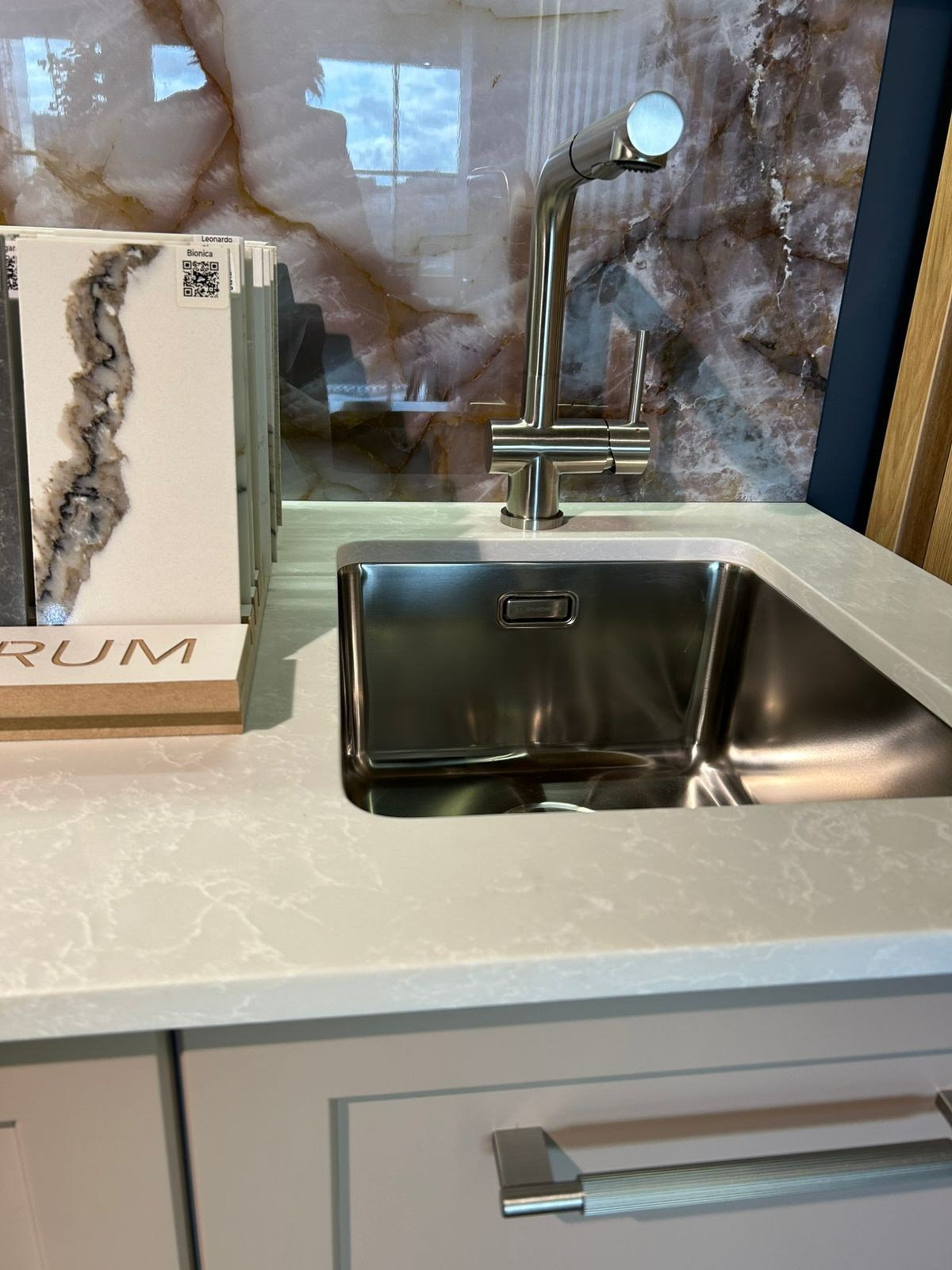 Подстольный монтаж мойки.Такой тип крепления позволяет осуществить только в столешницы из влагостойкого материала, каким является натуральный камень или же композитные материалы.