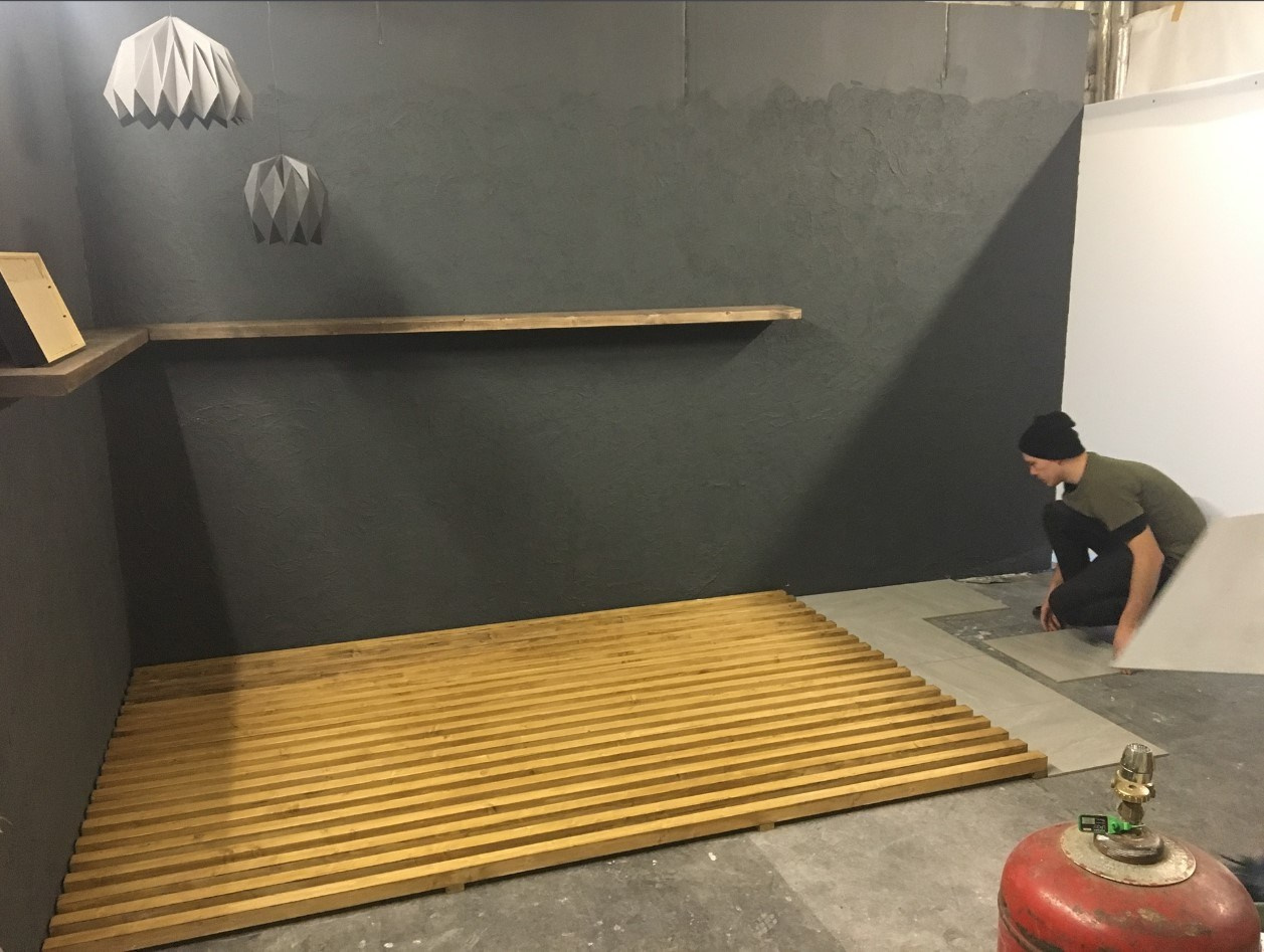 Подготовка интерьерной сцены для фотосессии сантехники — студийная сборка