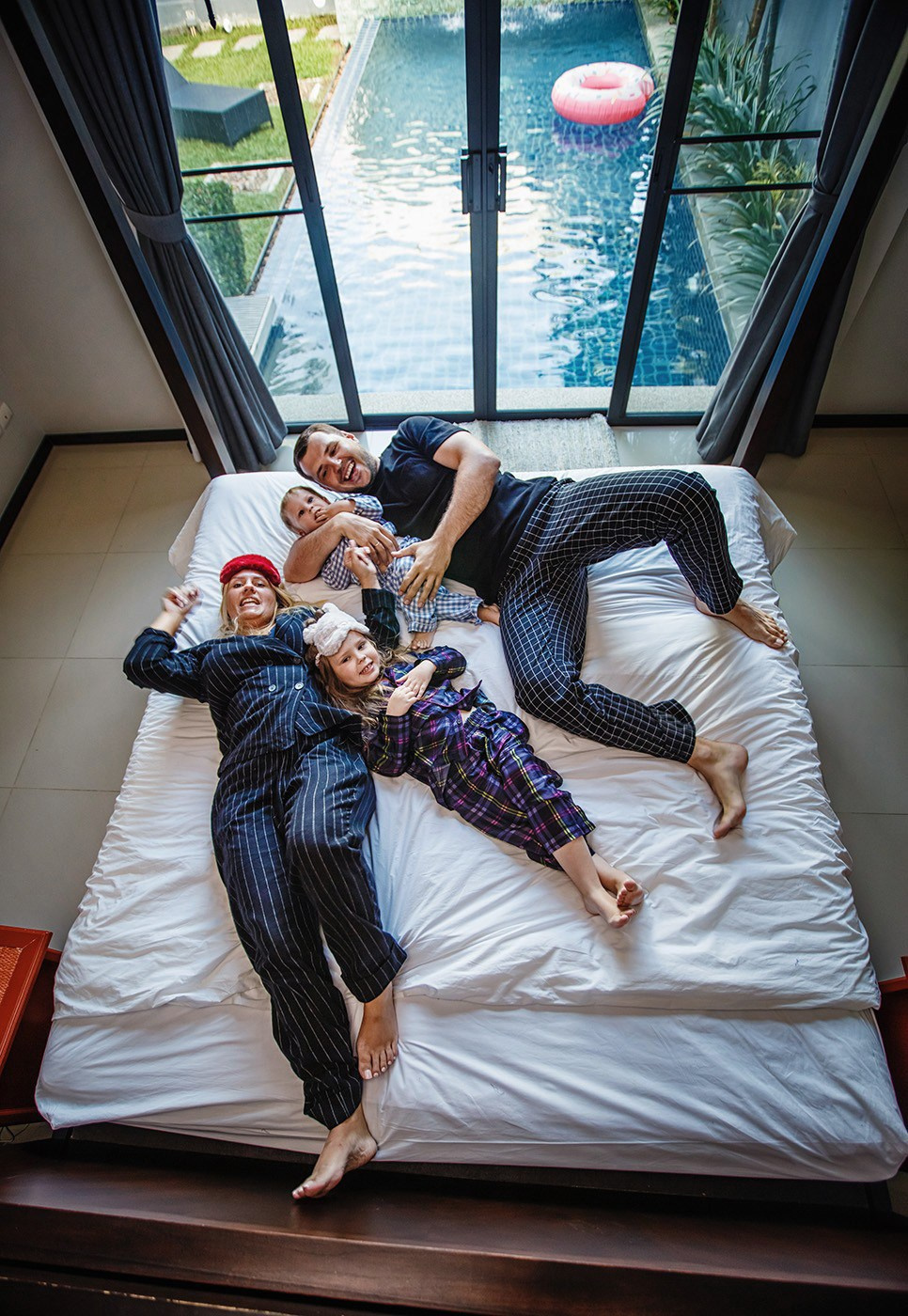 Семейная фотосессия Пижамная вечеринка фотограф на Пхукете цена стоимость заказать описание услуг фотосъёмка пляж отель экскурсия красивые места примеры фото позы идея забронировать фотосессию море пляж ката Карон Найхарн Патонг Майкао ката ной Найтон Панва Phuket Patong Naiharn kata karon Mai Khao Nai Thon Beach