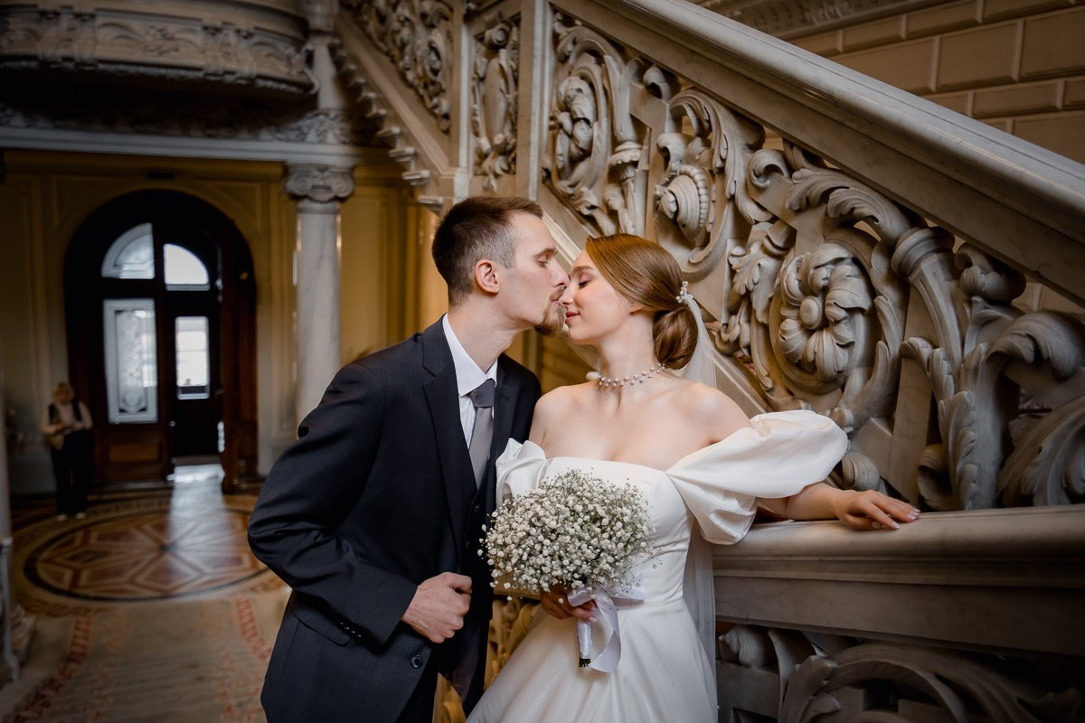 жених и невеста на лестнице