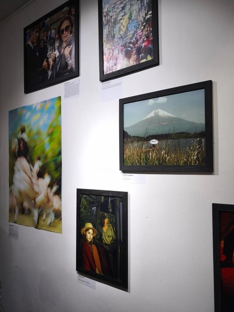 Выставка в Париже с работой «Отец и дочь вне времени». Фотографии Лены Соколовой